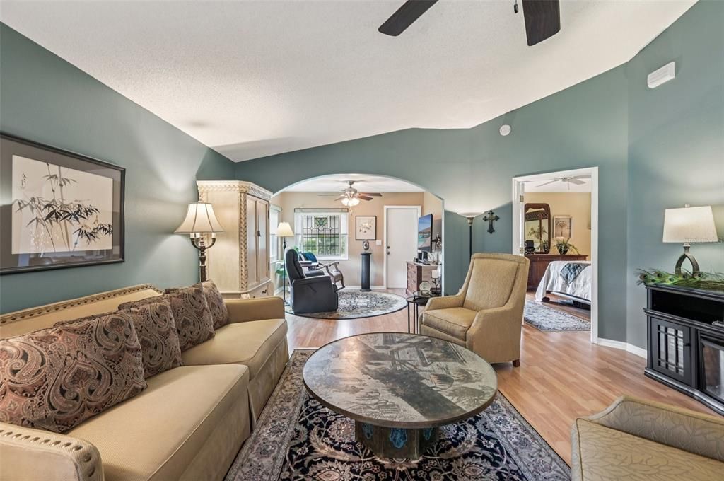 For Sale: $234,000 (2 beds, 2 baths, 1313 Square Feet)