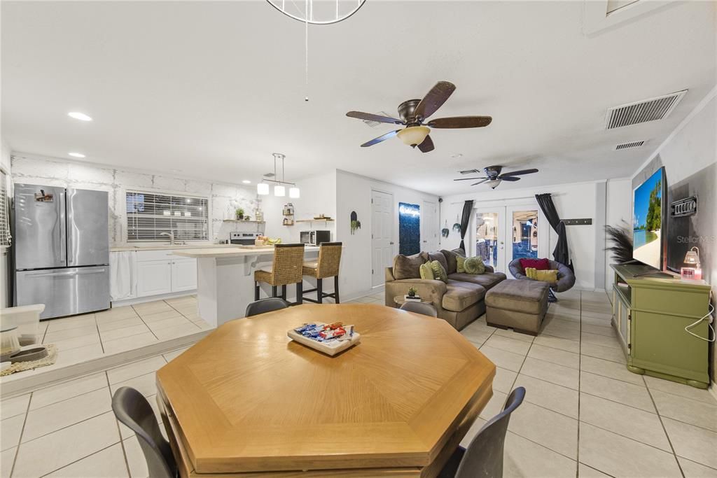 待售: $1,075,000 (6 贝兹, 3 浴室, 3450 平方英尺)