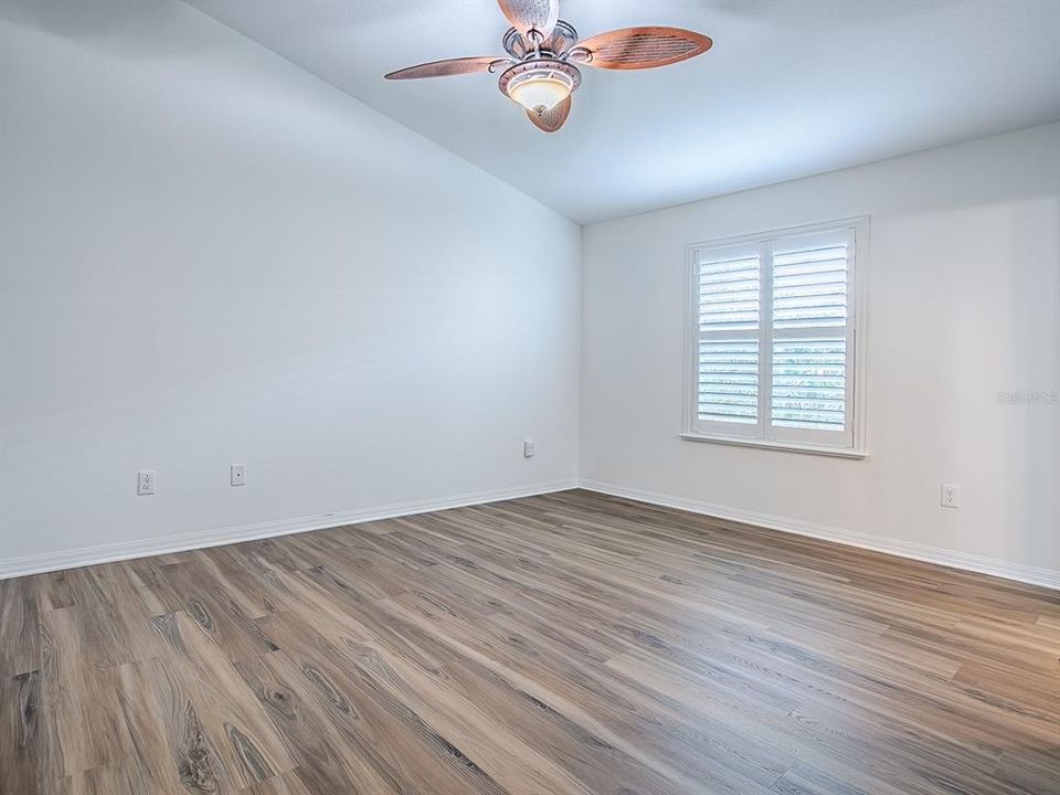 合同活跃: $275,000 (2 贝兹, 2 浴室, 1156 平方英尺)