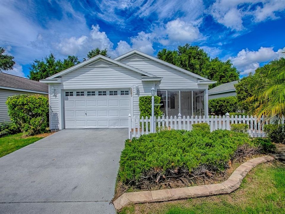 合同活跃: $275,000 (2 贝兹, 2 浴室, 1156 平方英尺)