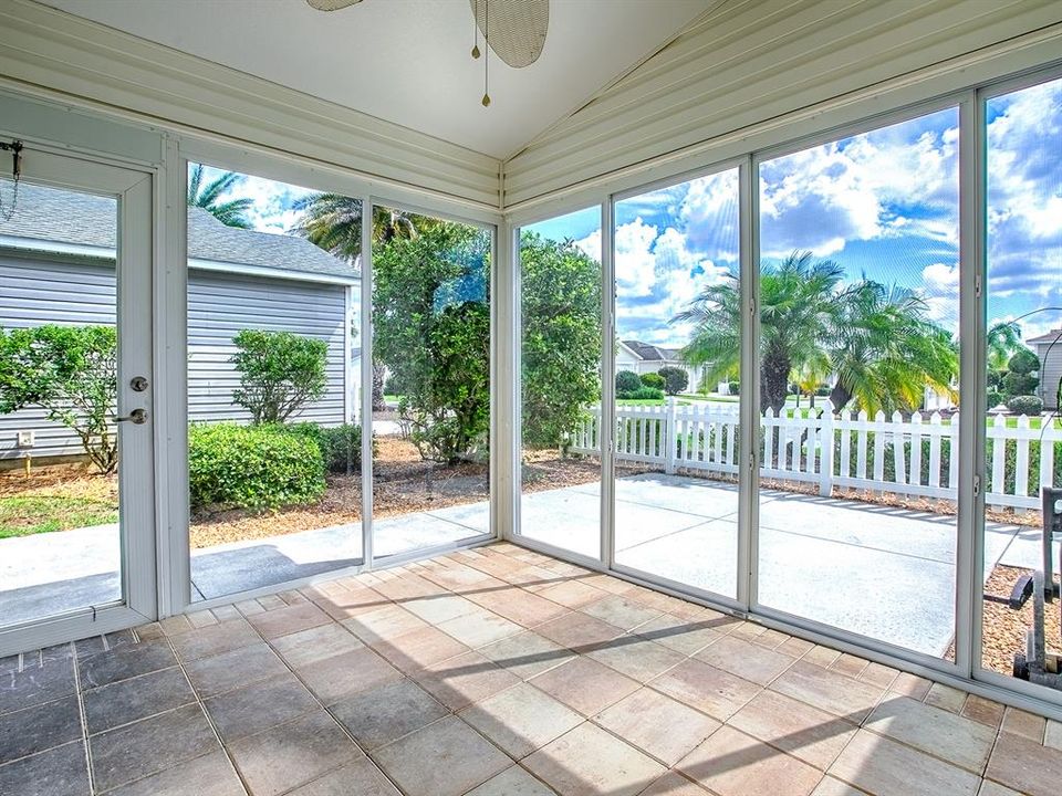 合同活跃: $275,000 (2 贝兹, 2 浴室, 1156 平方英尺)