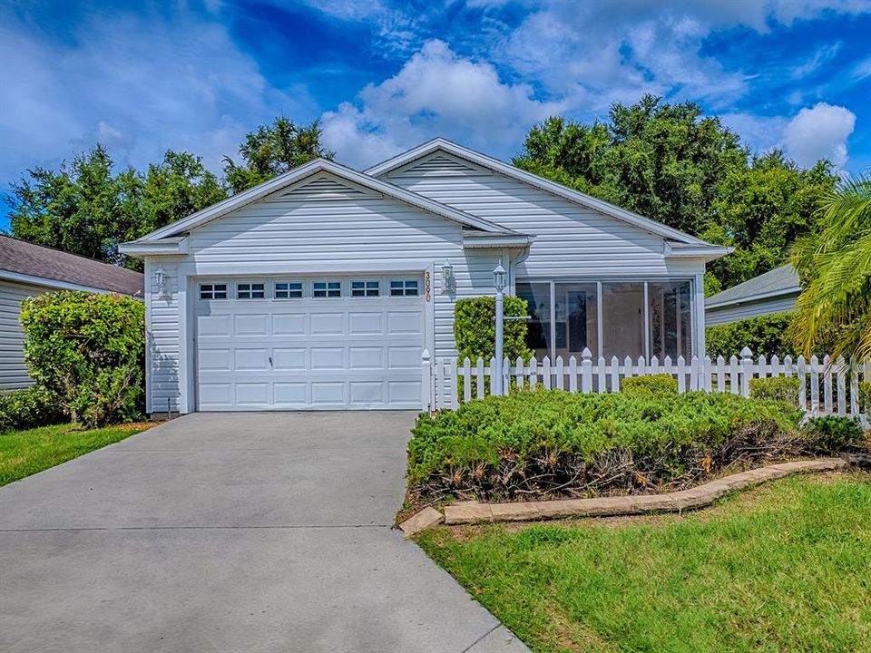 合同活跃: $275,000 (2 贝兹, 2 浴室, 1156 平方英尺)