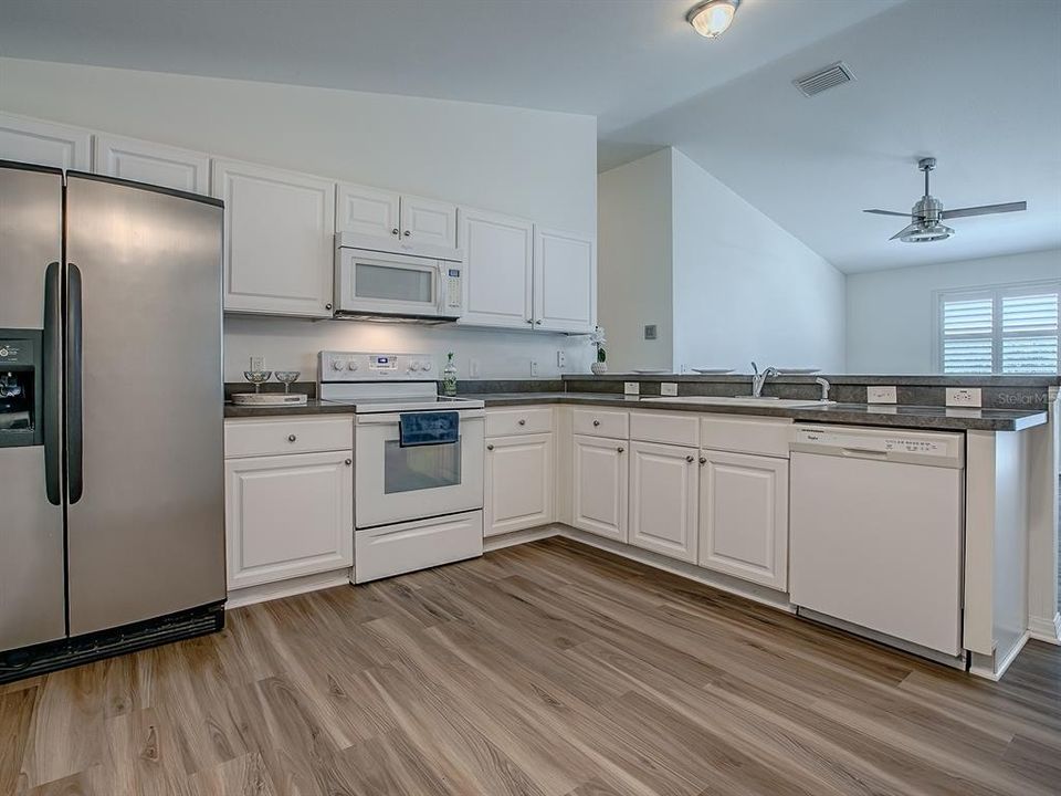 合同活跃: $275,000 (2 贝兹, 2 浴室, 1156 平方英尺)