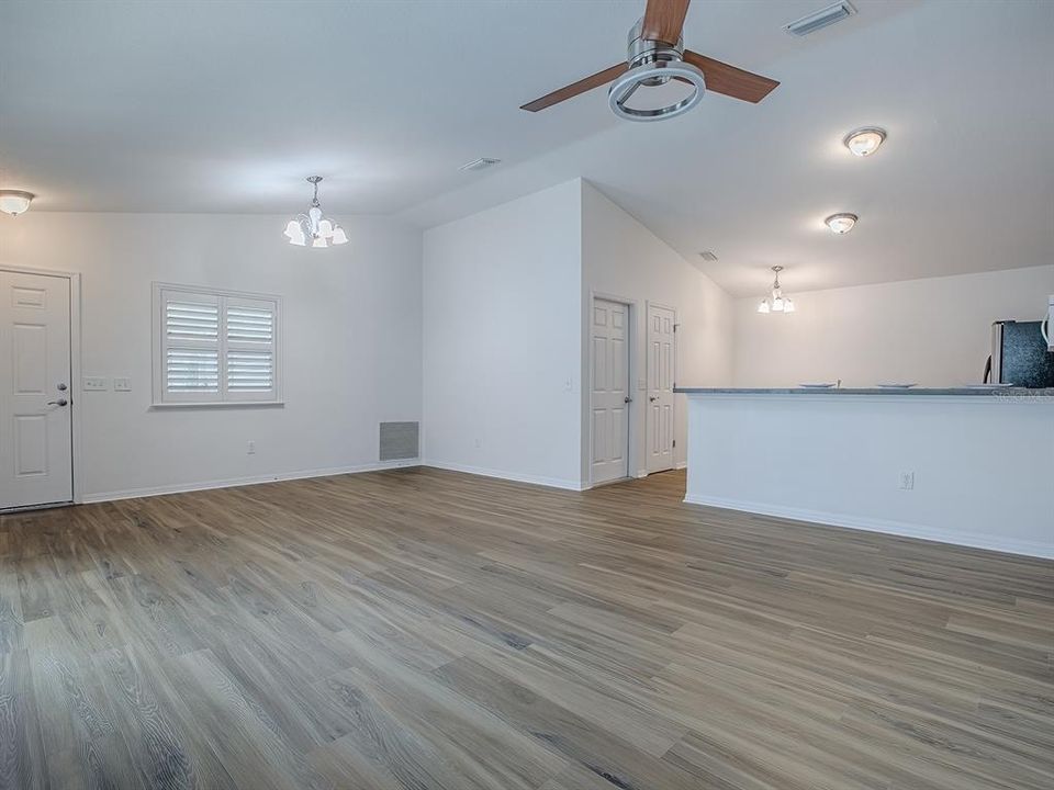 合同活跃: $275,000 (2 贝兹, 2 浴室, 1156 平方英尺)