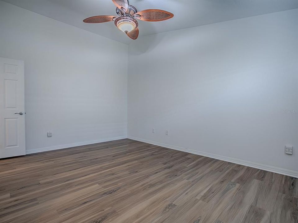 合同活跃: $275,000 (2 贝兹, 2 浴室, 1156 平方英尺)