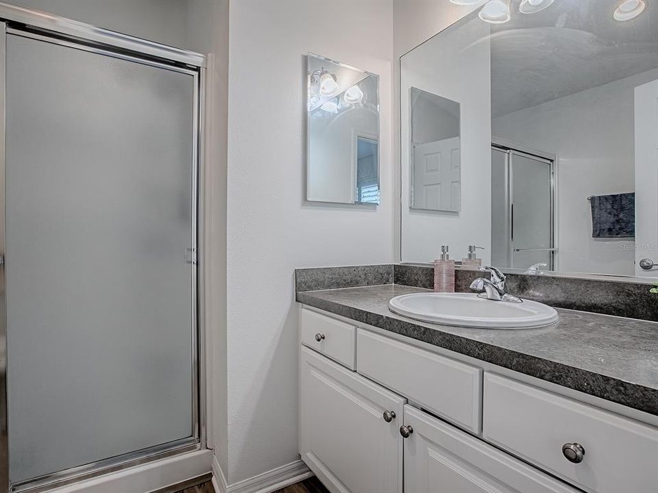 合同活跃: $275,000 (2 贝兹, 2 浴室, 1156 平方英尺)