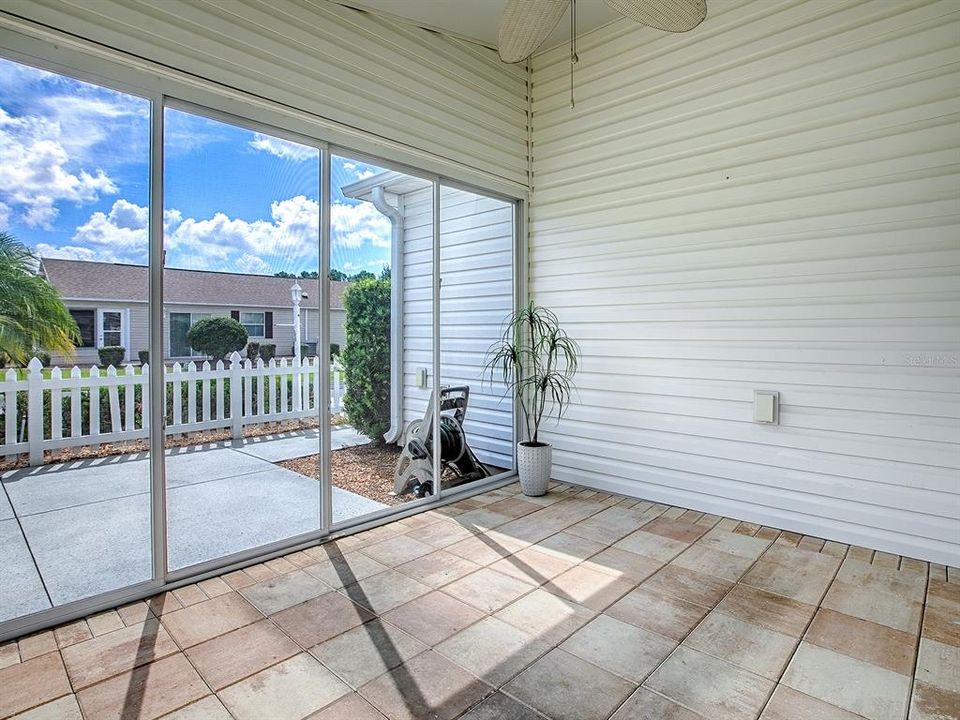 合同活跃: $275,000 (2 贝兹, 2 浴室, 1156 平方英尺)