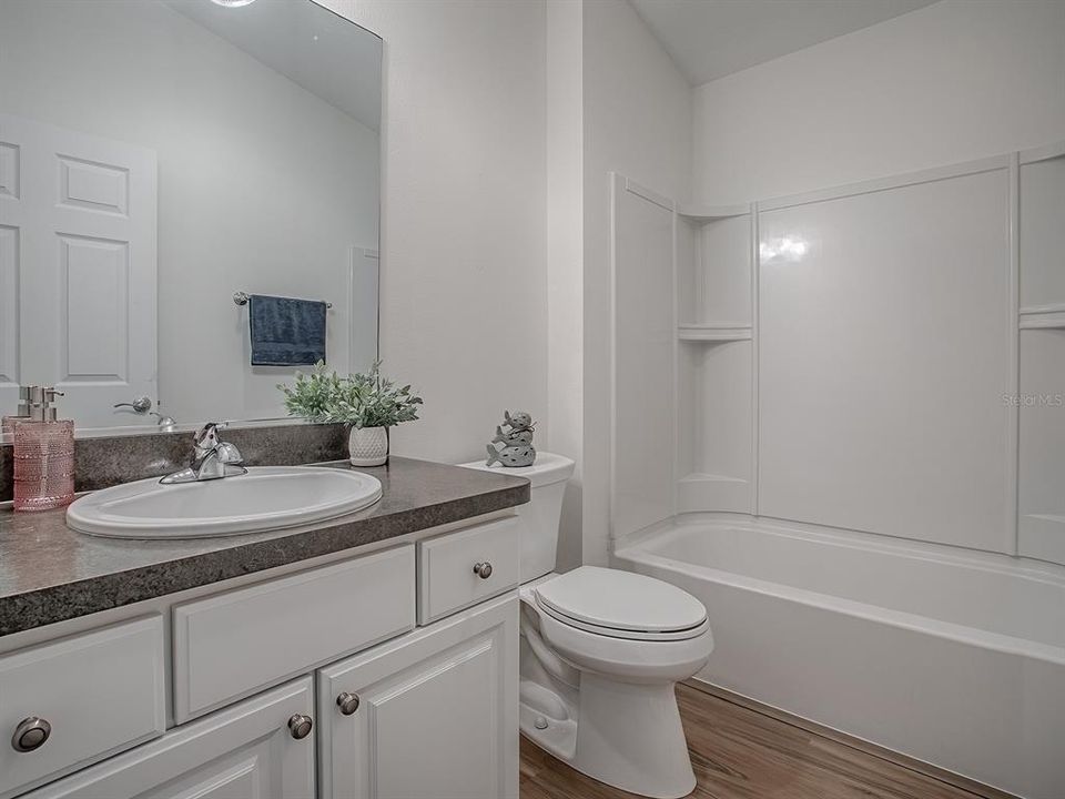 合同活跃: $275,000 (2 贝兹, 2 浴室, 1156 平方英尺)