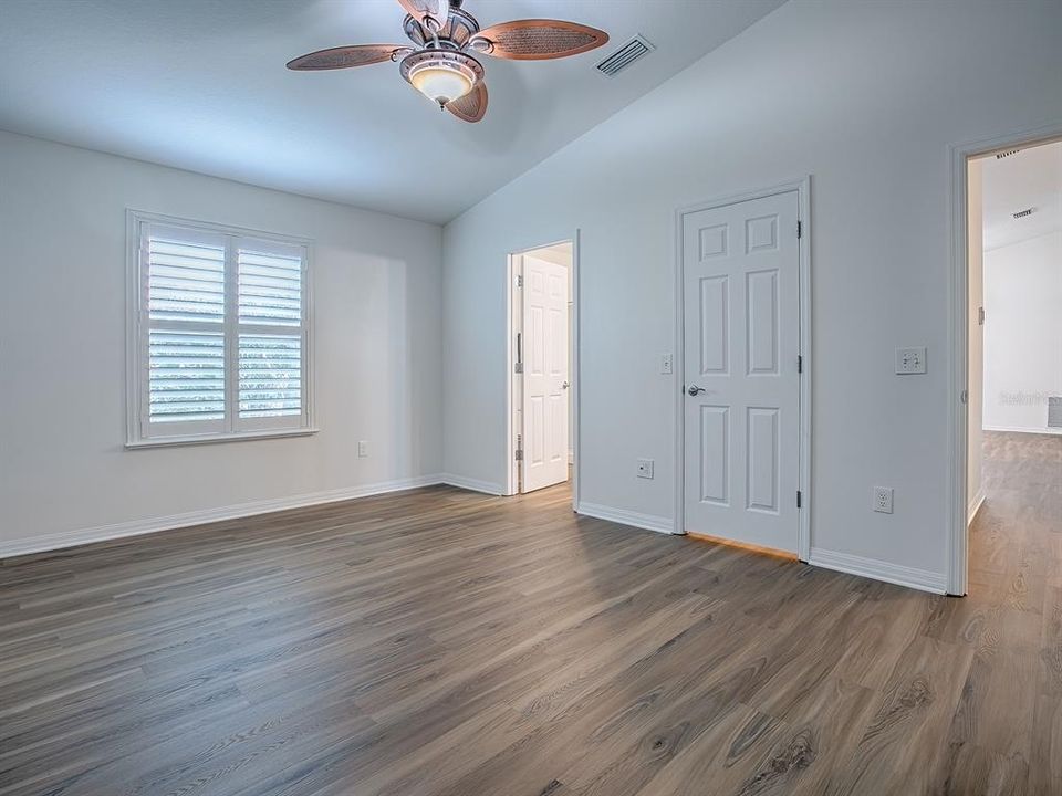 合同活跃: $275,000 (2 贝兹, 2 浴室, 1156 平方英尺)