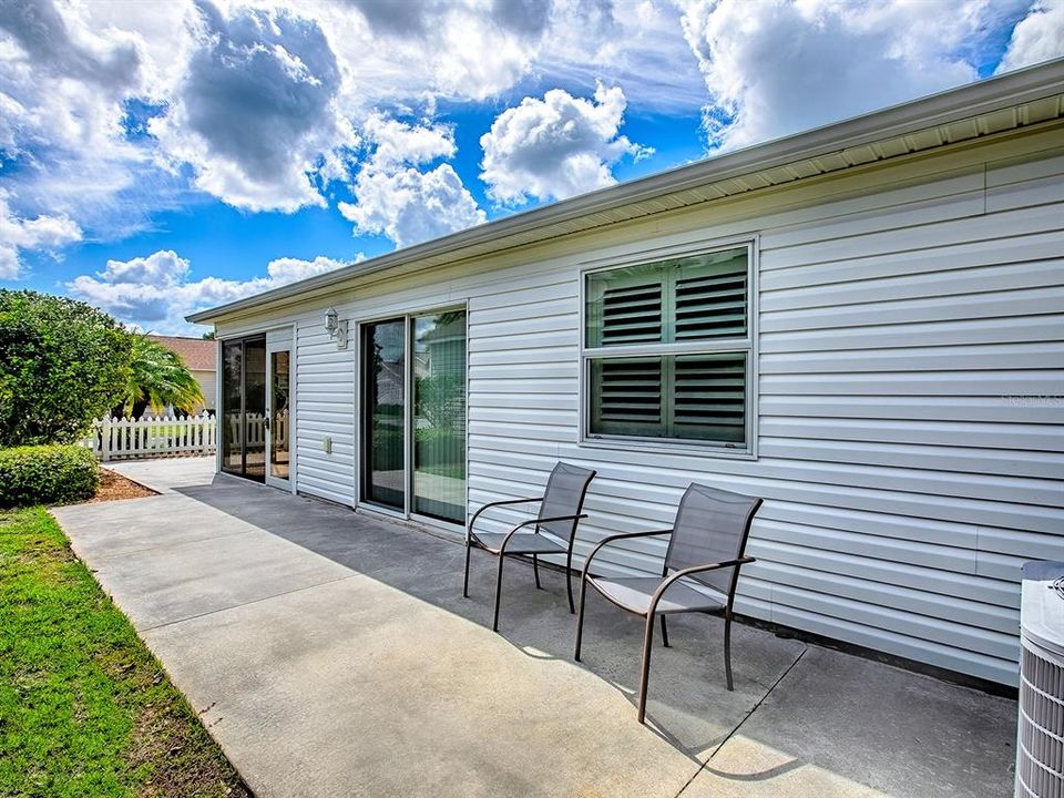 合同活跃: $275,000 (2 贝兹, 2 浴室, 1156 平方英尺)