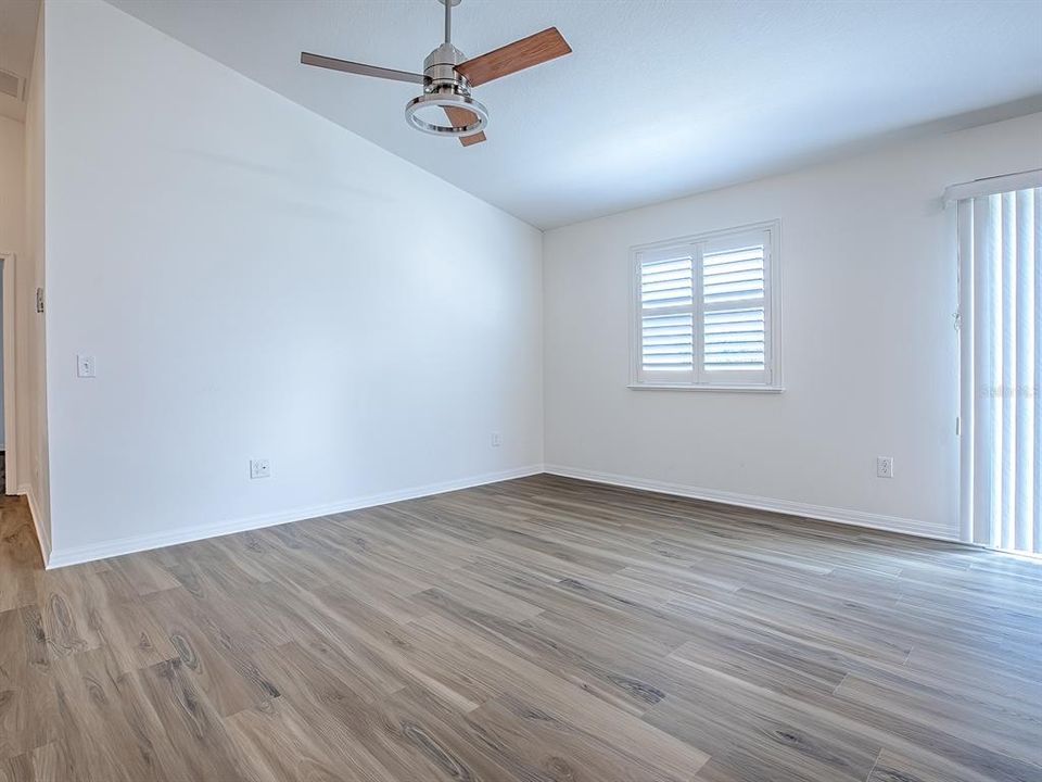 合同活跃: $275,000 (2 贝兹, 2 浴室, 1156 平方英尺)