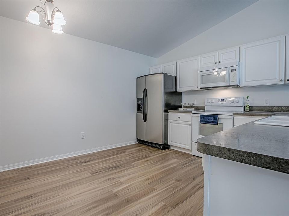 合同活跃: $275,000 (2 贝兹, 2 浴室, 1156 平方英尺)