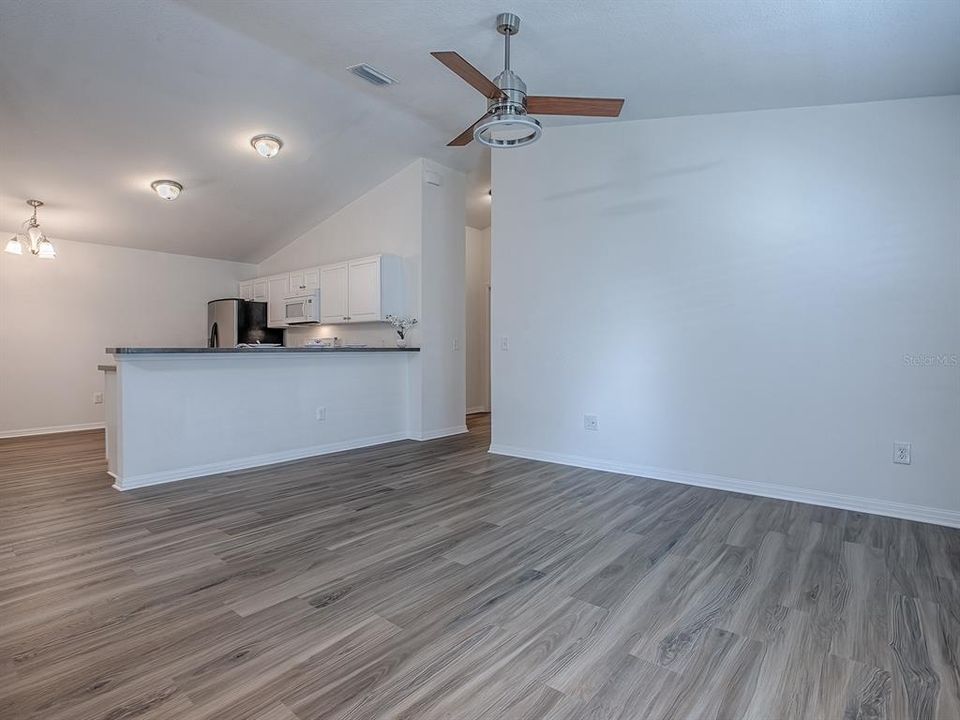 合同活跃: $275,000 (2 贝兹, 2 浴室, 1156 平方英尺)