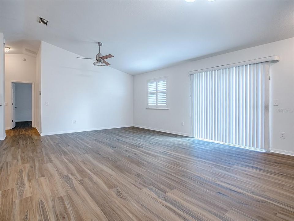 合同活跃: $275,000 (2 贝兹, 2 浴室, 1156 平方英尺)