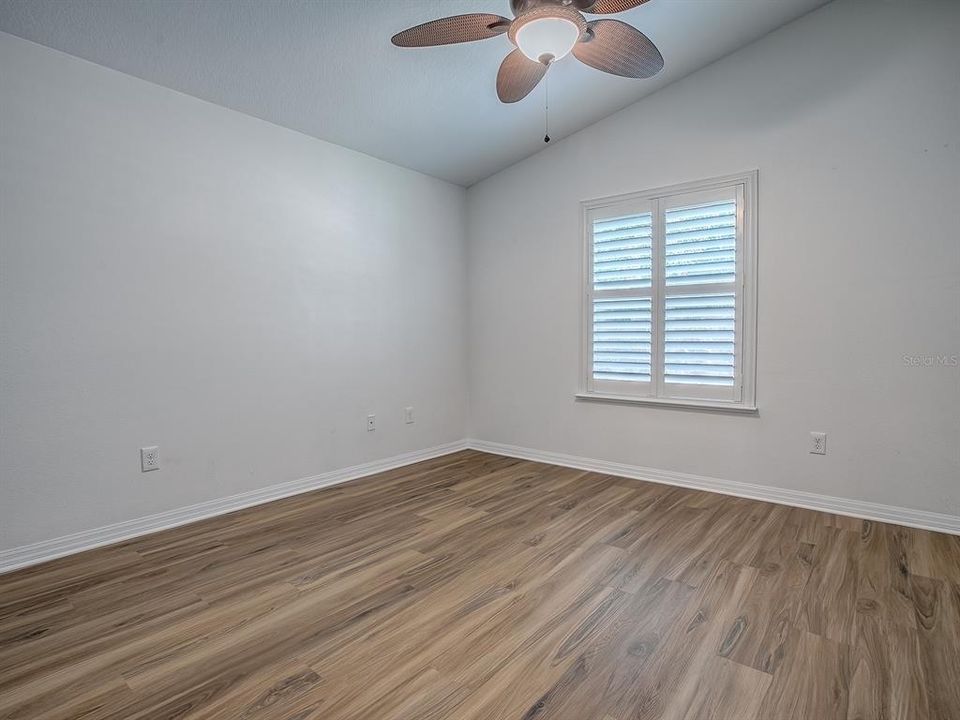 合同活跃: $275,000 (2 贝兹, 2 浴室, 1156 平方英尺)