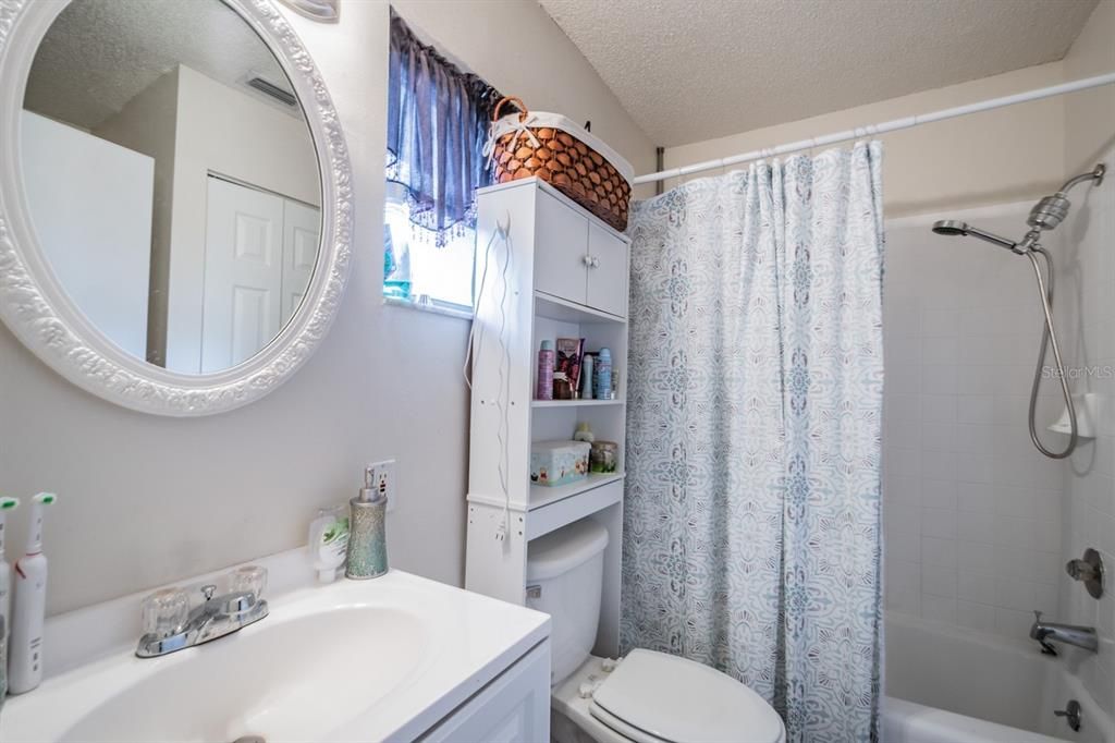 Active With Contract: $1,550 (2 beds, 1 baths, 936 Square Feet)