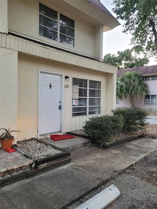 Active With Contract: $1,550 (2 beds, 1 baths, 936 Square Feet)