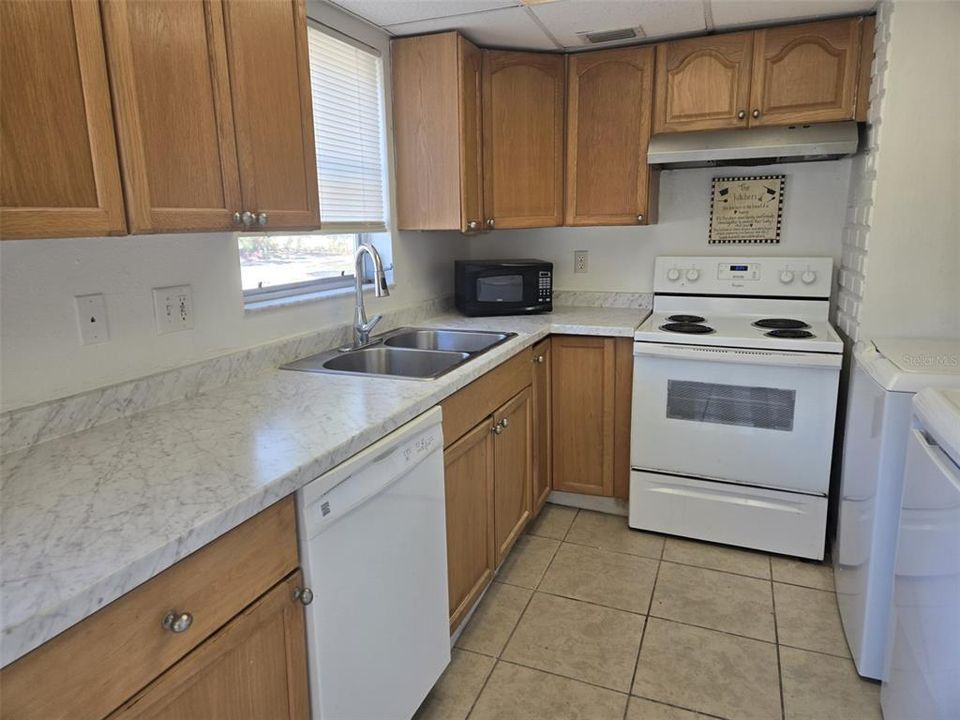 Active With Contract: $1,550 (2 beds, 1 baths, 936 Square Feet)