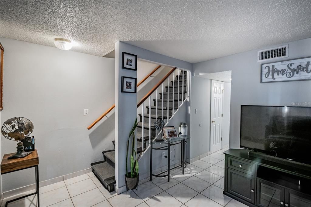 Active With Contract: $1,550 (2 beds, 1 baths, 936 Square Feet)