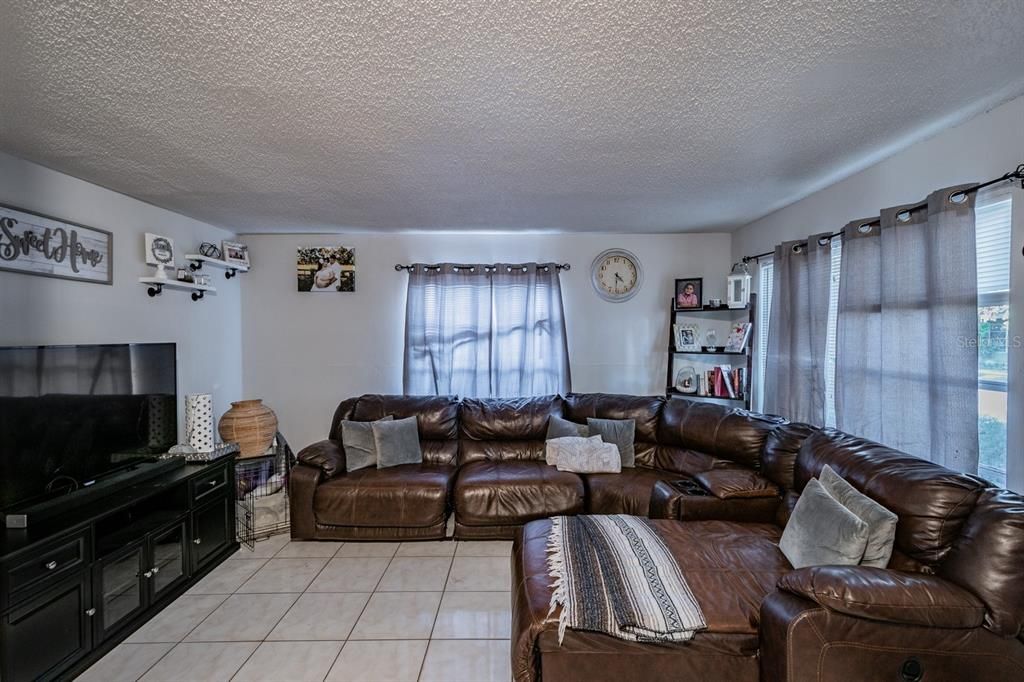 Active With Contract: $1,550 (2 beds, 1 baths, 936 Square Feet)