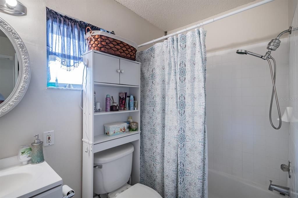 Active With Contract: $1,550 (2 beds, 1 baths, 936 Square Feet)