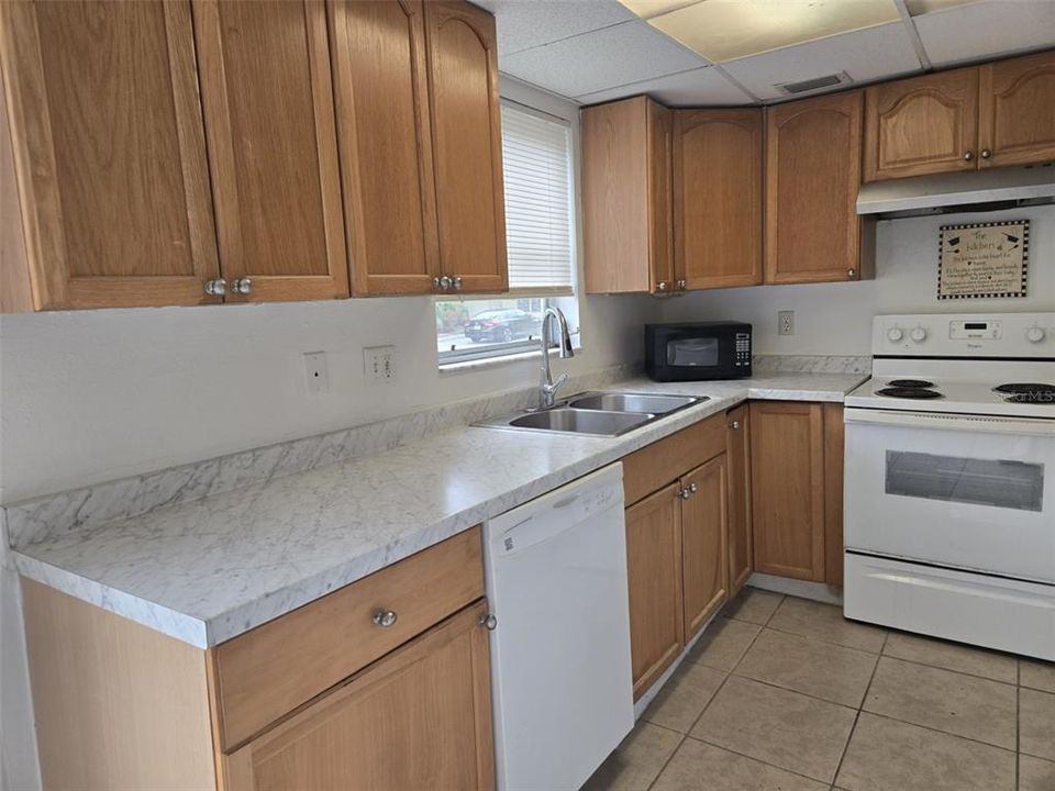 Active With Contract: $1,550 (2 beds, 1 baths, 936 Square Feet)