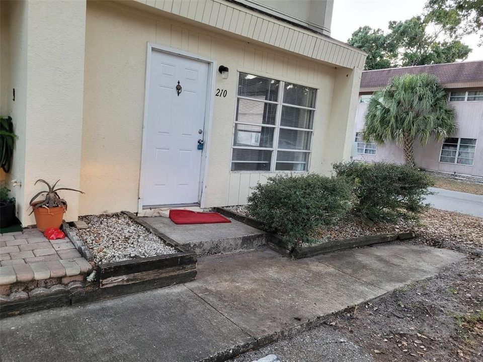 Active With Contract: $1,550 (2 beds, 1 baths, 936 Square Feet)