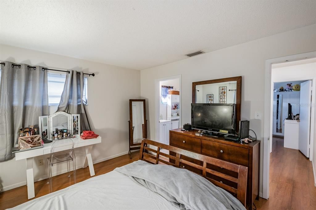 Active With Contract: $1,550 (2 beds, 1 baths, 936 Square Feet)
