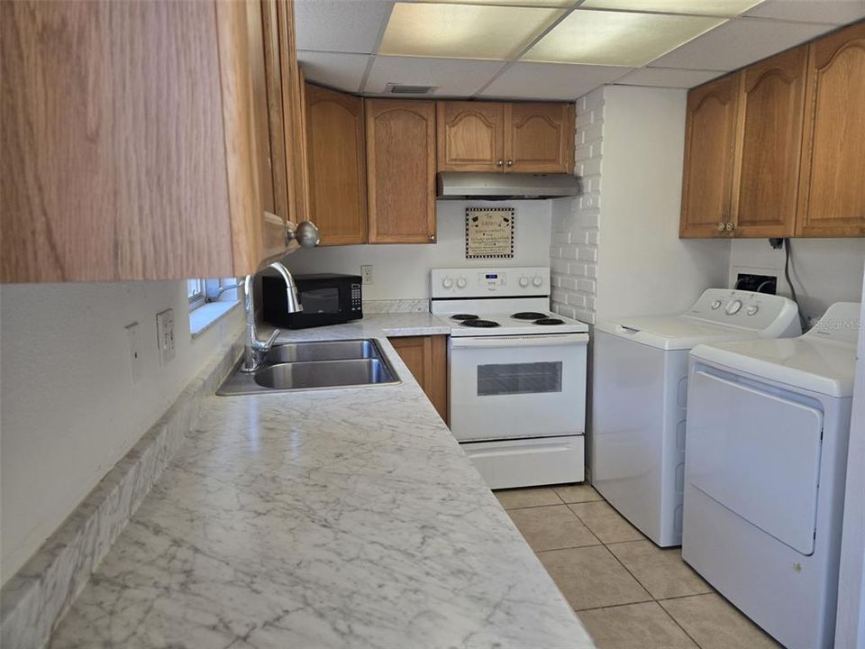 Active With Contract: $1,550 (2 beds, 1 baths, 936 Square Feet)