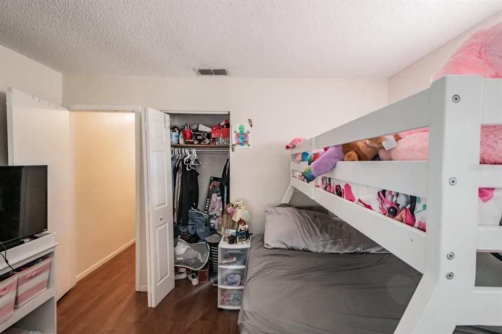 Active With Contract: $1,550 (2 beds, 1 baths, 936 Square Feet)