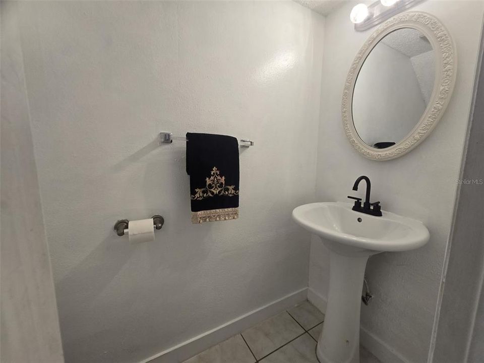 Active With Contract: $1,550 (2 beds, 1 baths, 936 Square Feet)