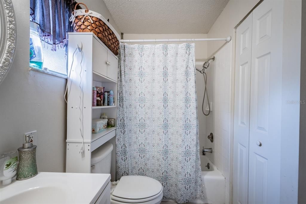 Active With Contract: $1,550 (2 beds, 1 baths, 936 Square Feet)