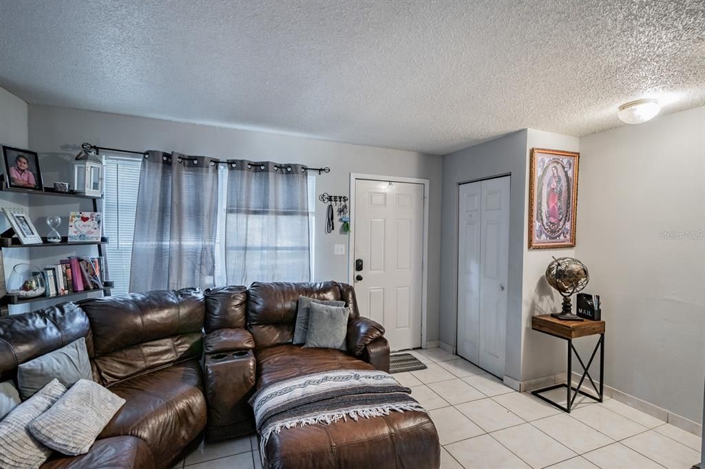 Active With Contract: $1,550 (2 beds, 1 baths, 936 Square Feet)