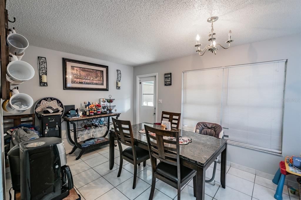 Active With Contract: $1,550 (2 beds, 1 baths, 936 Square Feet)