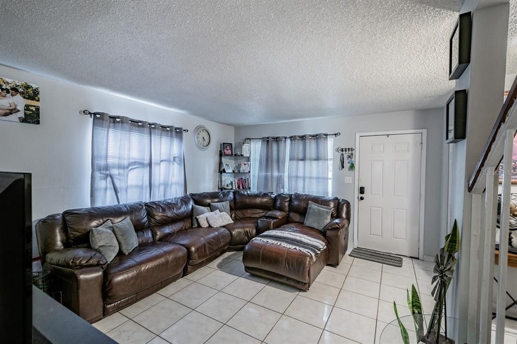 Active With Contract: $1,550 (2 beds, 1 baths, 936 Square Feet)