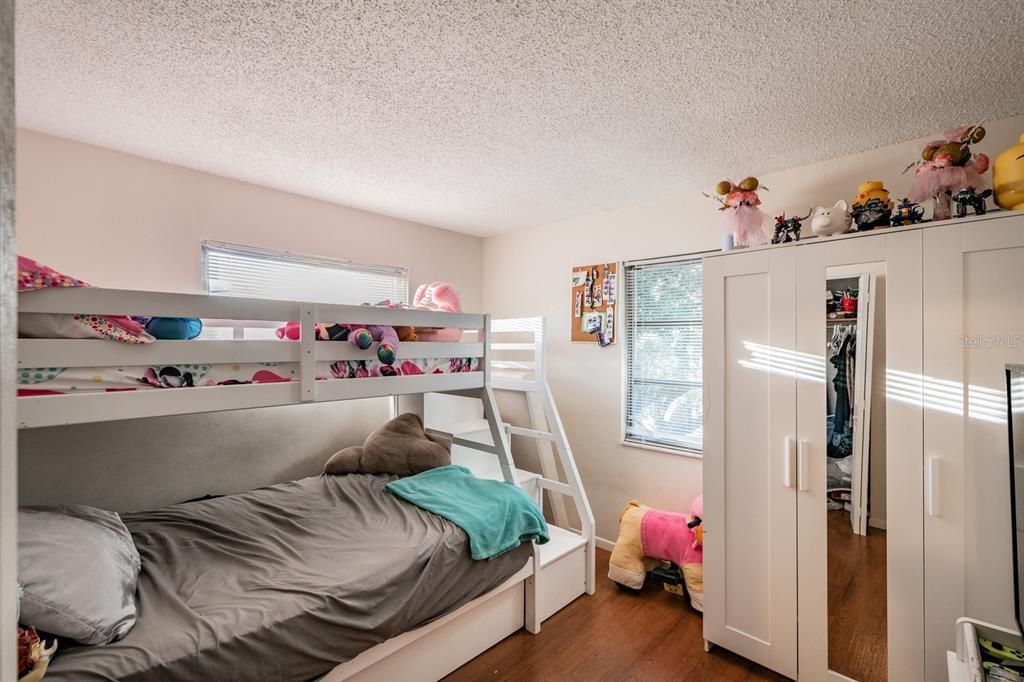 Active With Contract: $1,550 (2 beds, 1 baths, 936 Square Feet)