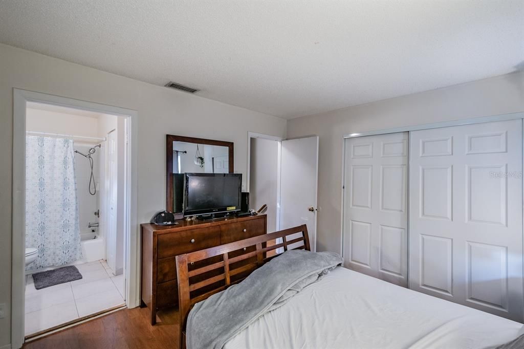Active With Contract: $1,550 (2 beds, 1 baths, 936 Square Feet)