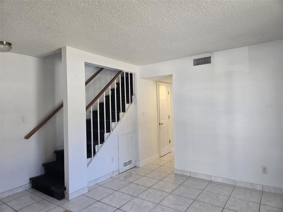 Active With Contract: $1,550 (2 beds, 1 baths, 936 Square Feet)