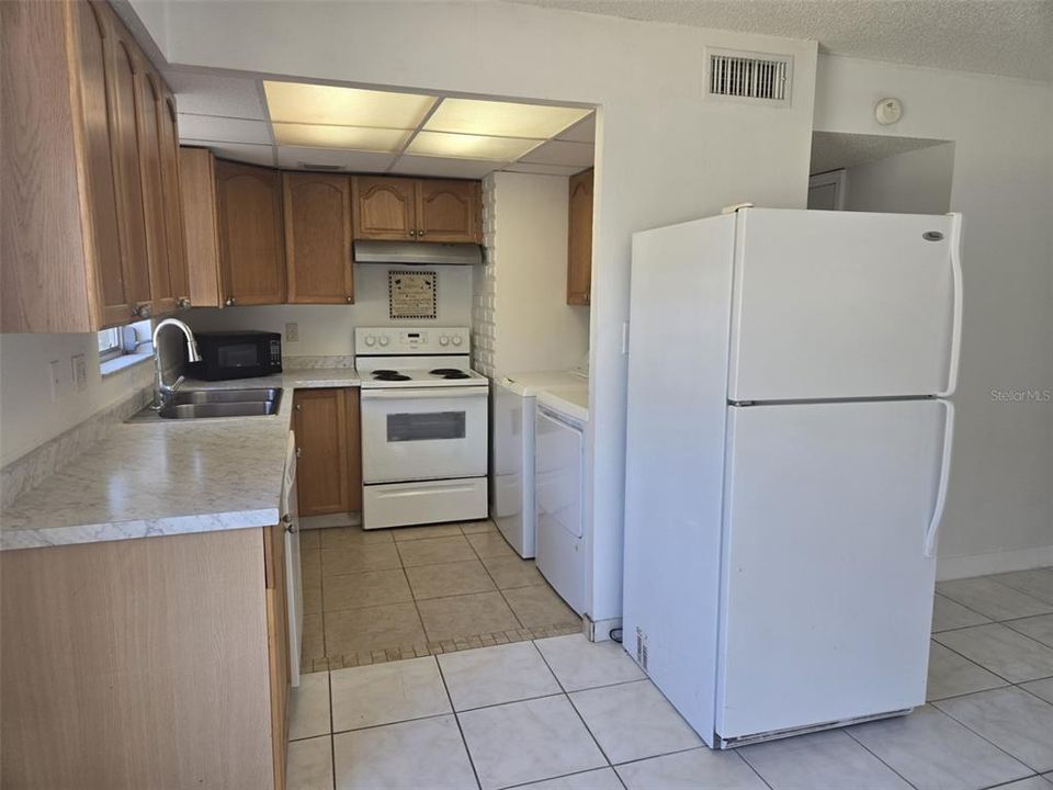 Active With Contract: $1,550 (2 beds, 1 baths, 936 Square Feet)