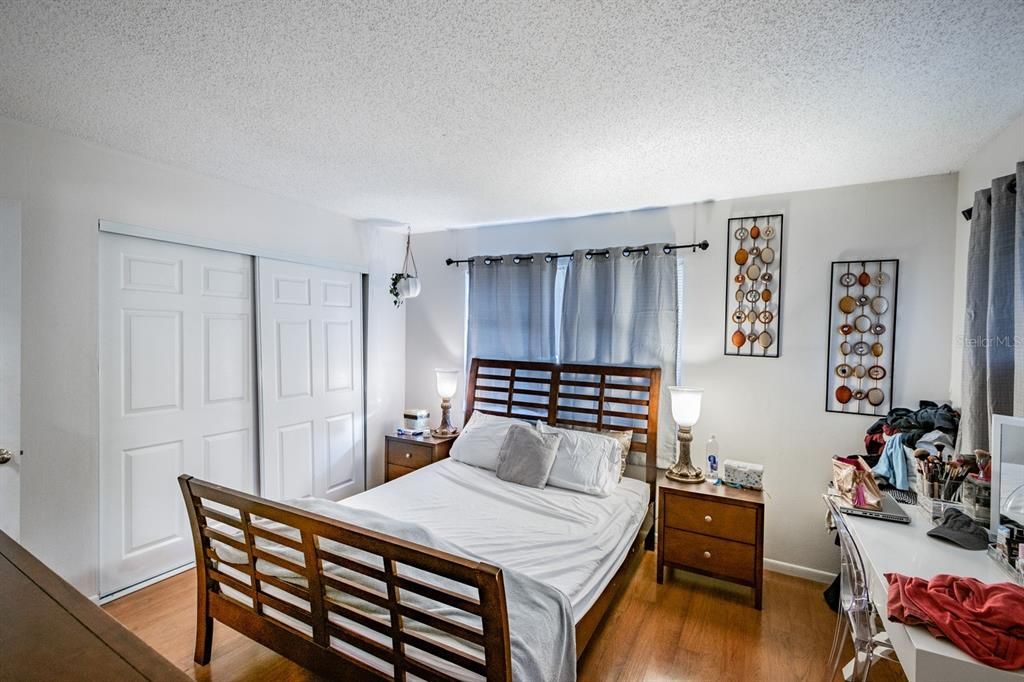 Active With Contract: $1,550 (2 beds, 1 baths, 936 Square Feet)