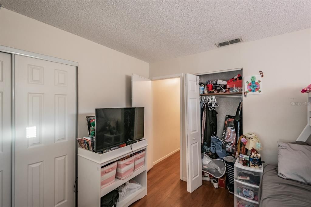 Active With Contract: $1,550 (2 beds, 1 baths, 936 Square Feet)