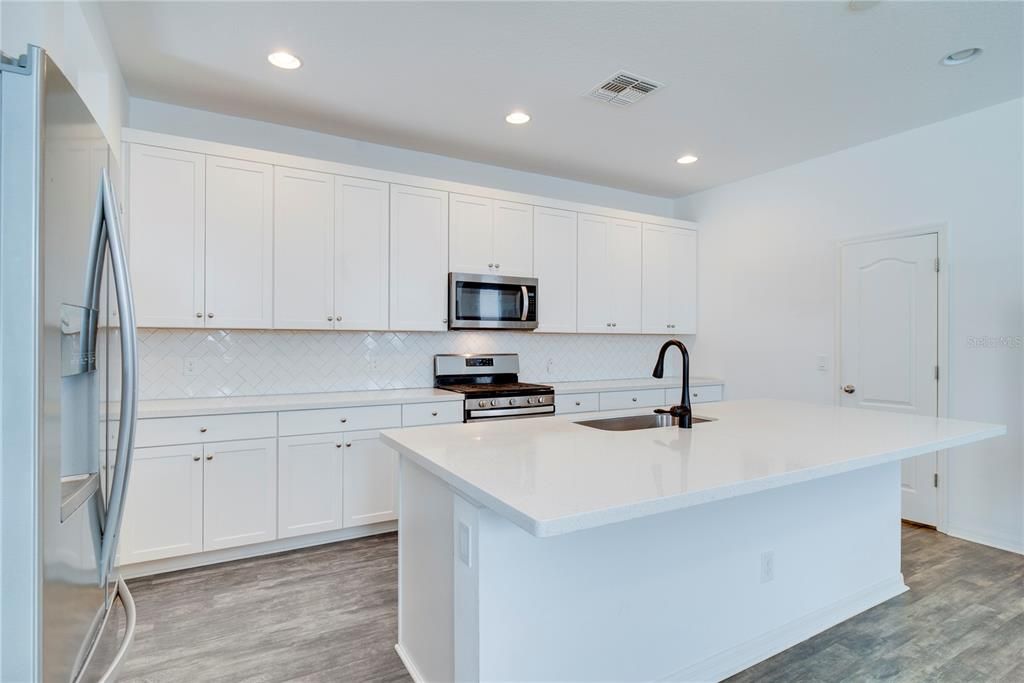 合同活跃: $535,000 (3 贝兹, 2 浴室, 2218 平方英尺)