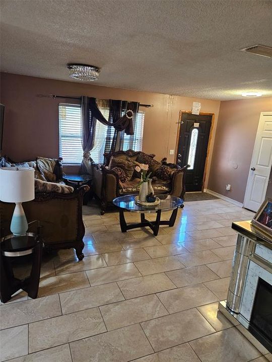 Activo con contrato: $334,900 (3 camas, 2 baños, 1188 Pies cuadrados)