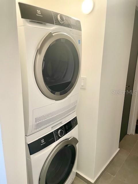 For Rent: $3,500 (2 beds, 2 baths, 1040 Square Feet)