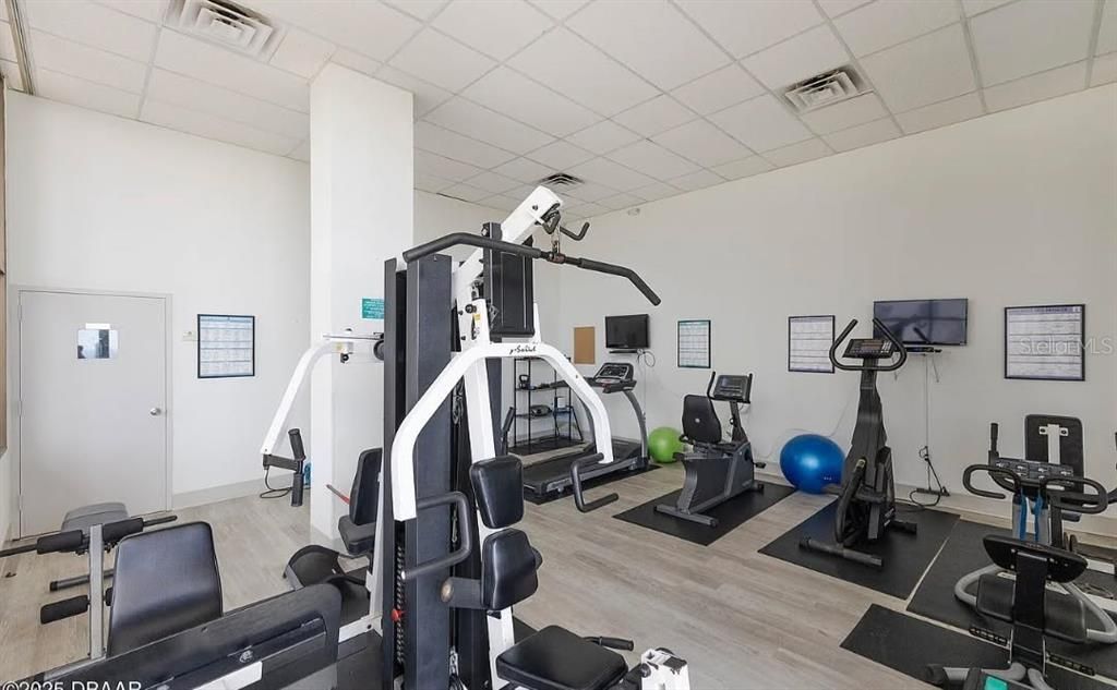 Под контрактом: $215,000 (2 спален, 2 ванн, 1028 Квадратных фут)