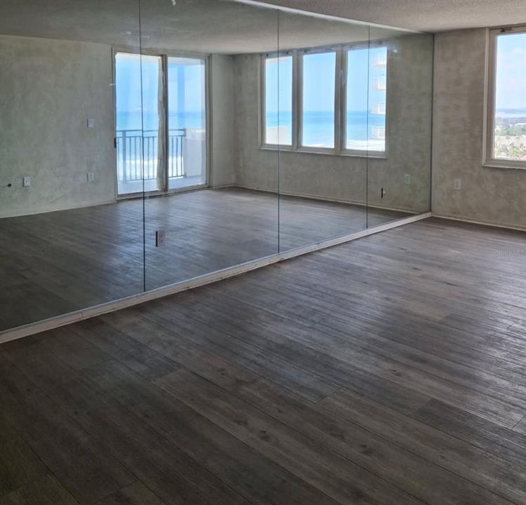 Под контрактом: $215,000 (2 спален, 2 ванн, 1028 Квадратных фут)