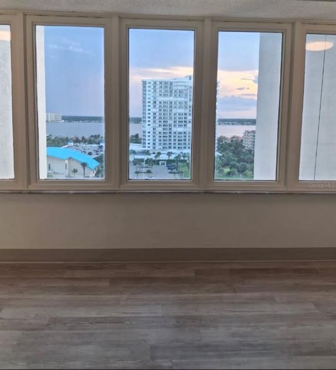 Под контрактом: $215,000 (2 спален, 2 ванн, 1028 Квадратных фут)