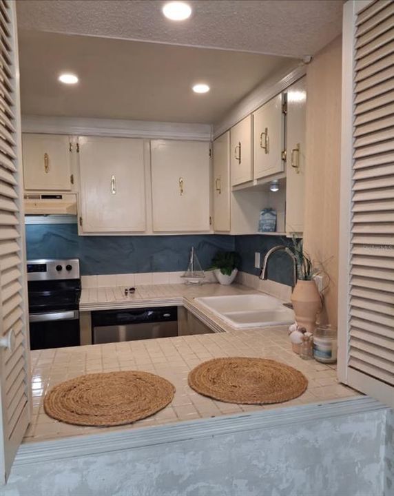 Под контрактом: $215,000 (2 спален, 2 ванн, 1028 Квадратных фут)