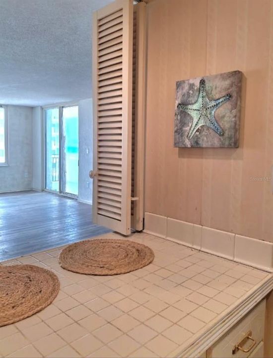 Под контрактом: $215,000 (2 спален, 2 ванн, 1028 Квадратных фут)