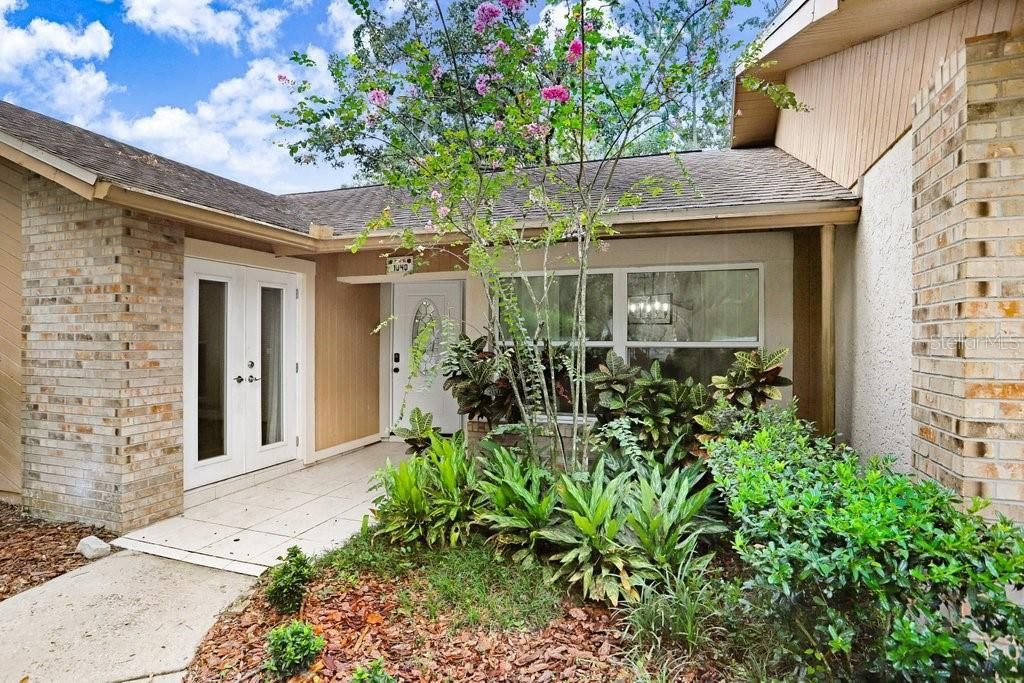 合同活跃: $650,000 (4 贝兹, 3 浴室, 2327 平方英尺)